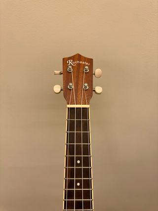 Ukelele Rochester con funda