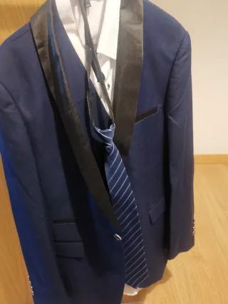 Traje de chico azul, puesto 1 vez