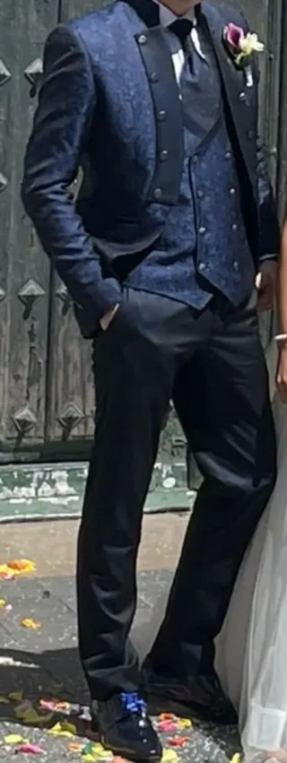 Traje de novio azul con chaleco