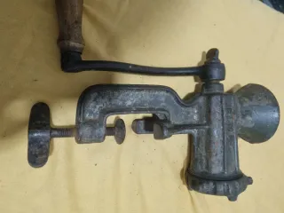 Picadora de carne antigua