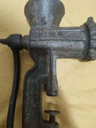 Picadora de carne antigua