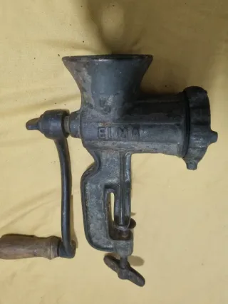 Picadora de carne antigua