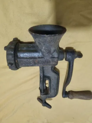 Picadora de carne antigua