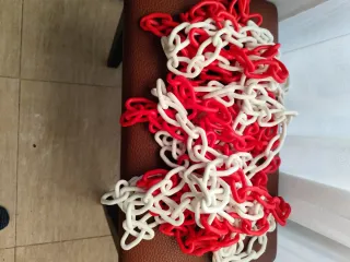 Cadena decorativa de plástico roja y blanca