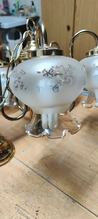 Lámpara de techo dorada y transparente