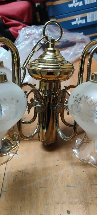 Lámpara de techo dorada y transparente