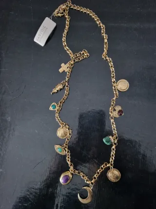 Collar Parfois largo dorado con amuletos