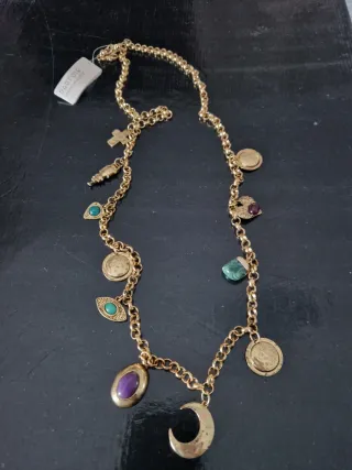 Collar Parfois largo dorado con amuletos