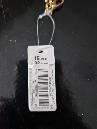 Collar Parfois largo dorado con amuletos