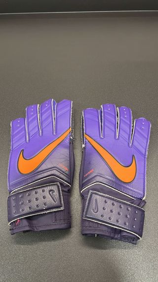 Guantes de portero Nike morados y naranjas