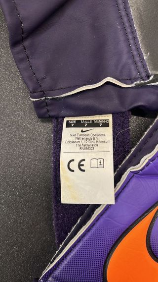 Guantes de portero Nike morados y naranjas
