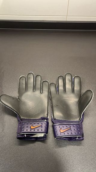 Guantes de portero Nike morados y naranjas