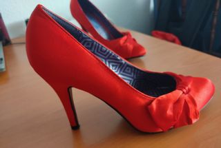 Zapatos de tacón rojos con lazo