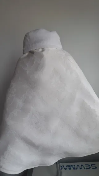 Capa de bebé blanca con lazo