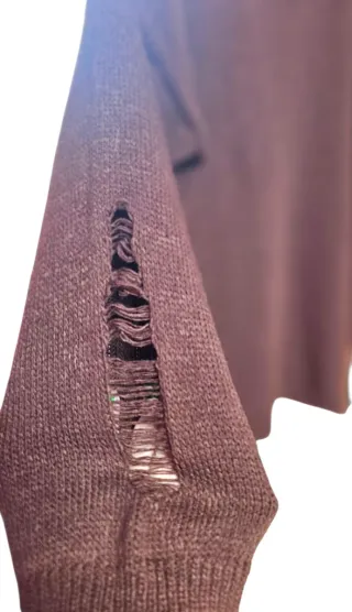 Jersey marrón de punto con hilos