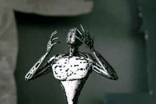Escultura figurativa de metal