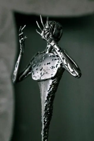 Escultura figurativa de metal