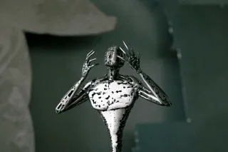 Escultura figurativa de metal