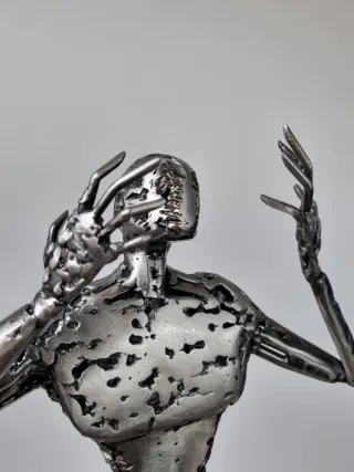Escultura figurativa de metal
