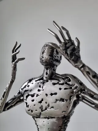 Escultura figurativa de metal