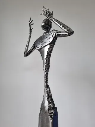 Escultura figurativa de metal