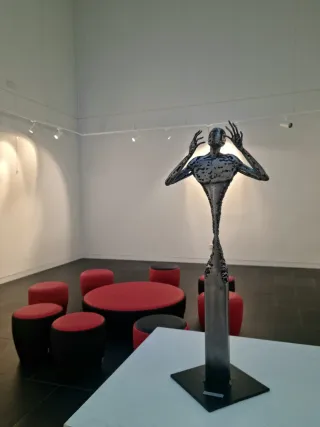 Escultura figurativa de metal