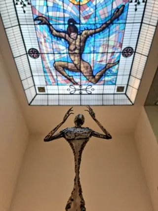 Escultura figurativa de metal