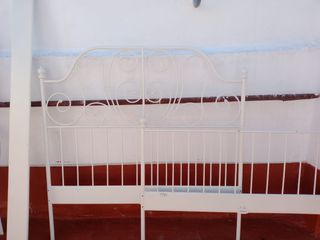 Cama de matrimonio de metal blanca Queen