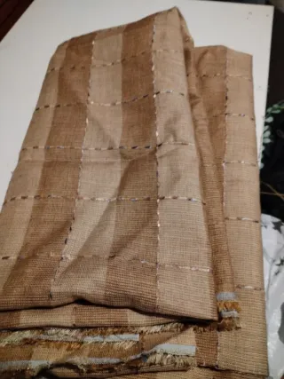 Tela preciosa con cuadros en tono marrón.