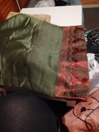 Tela preciosa con cuadros en tono marrón.