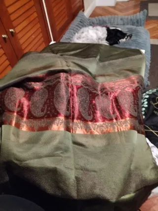 Tela preciosa con cuadros en tono marrón.