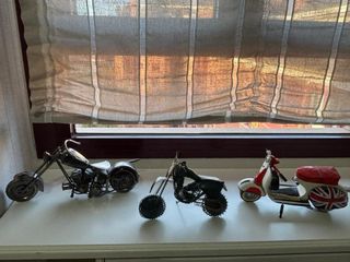 Motos de metal decorativas