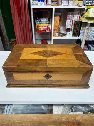 Caja antigua de madera