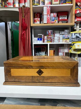 Caja antigua de madera