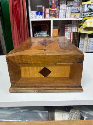 Caja antigua de madera