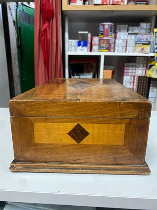Caja antigua de madera