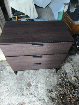 Cómoda de madera oscura