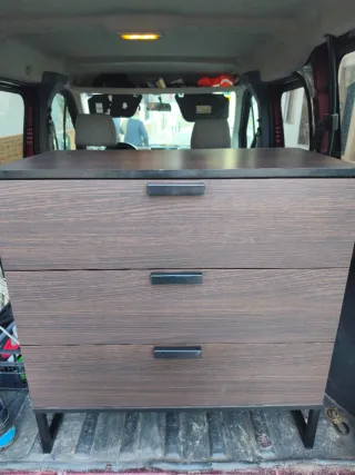 Cómoda de madera oscura