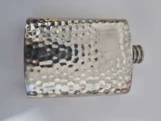 Petaca de bolsillo metálica martillada