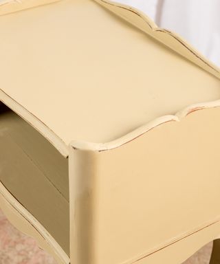 Mesita de noche vintage de estilo Luis XV