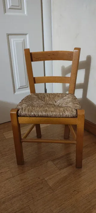 Piccola sedia in legno con seduta impagliata