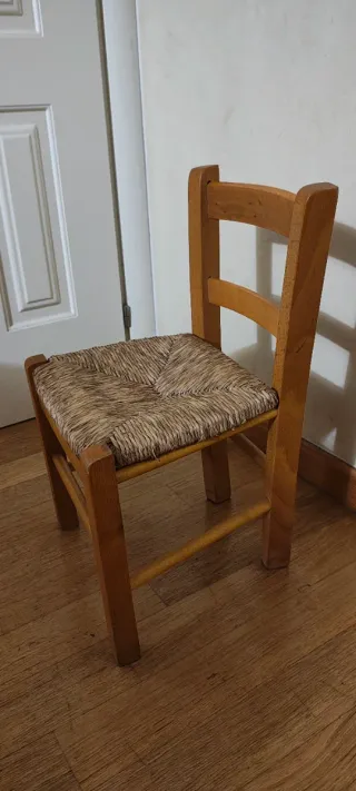 Piccola sedia in legno con seduta impagliata