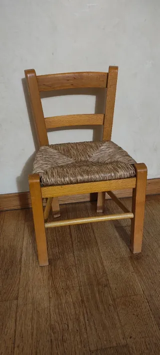 Piccola sedia in legno con seduta impagliata