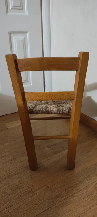 Piccola sedia in legno con seduta impagliata