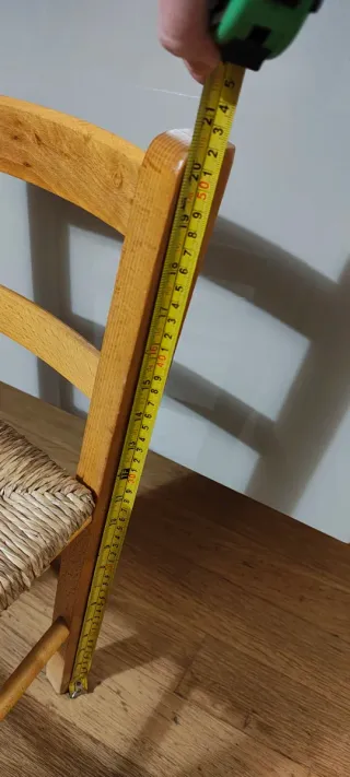 Piccola sedia in legno con seduta impagliata