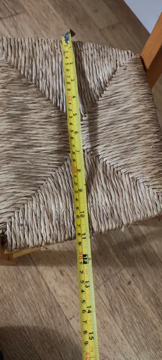 Piccola sedia in legno con seduta impagliata