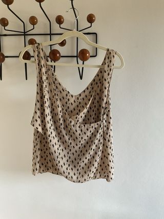 Blusa sin mangas beige y negra