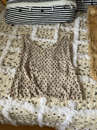 Blusa sin mangas beige y negra