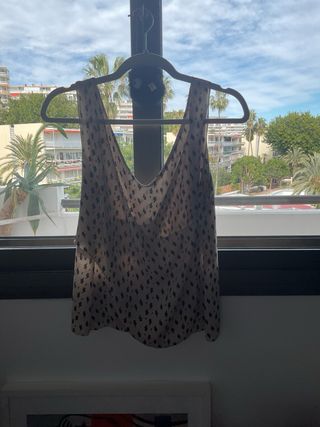 Blusa sin mangas beige y negra