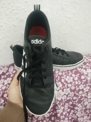 Zapatillas Adidas Negras y Blancas